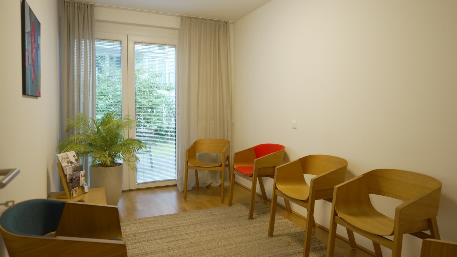Wartebereich mit Blick in den grünen Innenhof